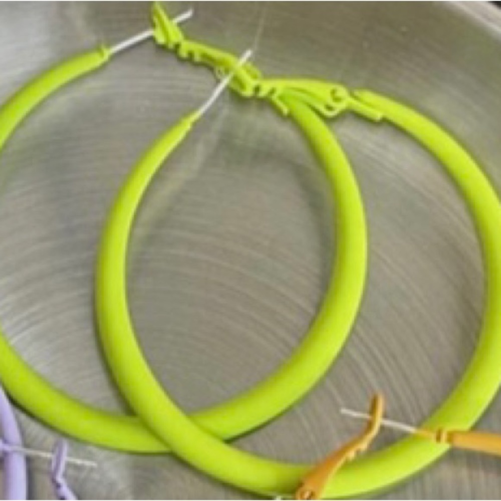 80’s Bundle(L tracksuit, yellow belt, yellow hoop earrings, banana clip set) - Picture 9 of 14